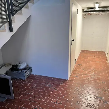 Karintia Gyoengye * شيفلينغ آم سي